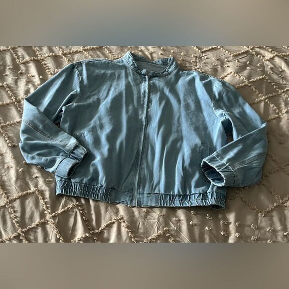 Light wash denim jacket - Picture 6 of 6